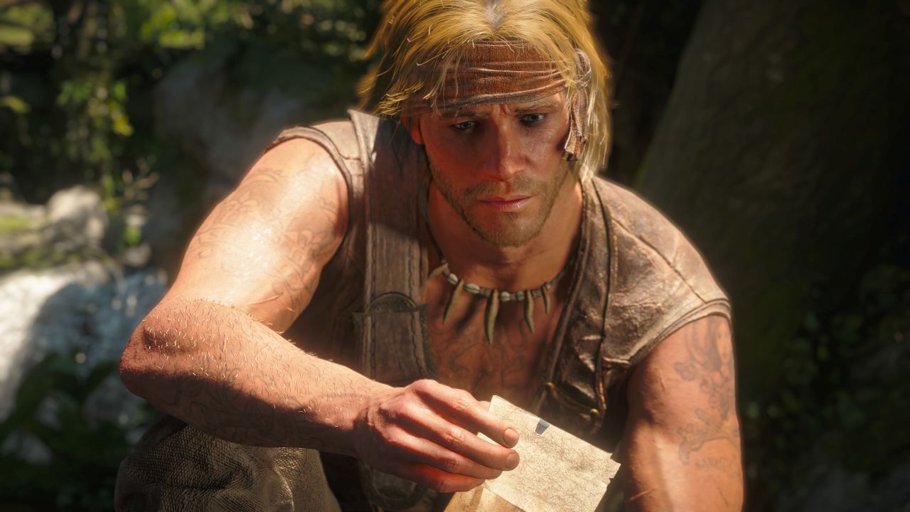 Grafika z gry Black Flag: Resynced przedstawia zbliżenie na Edwarda Kenwaya, który siedzi w tropikalnej dżungli i uważnie przygląda się trzymanej w dłoni kartce lub mapie. Bohater ma długie blond włosy częściowo opadające na twarz oraz materiałową opaskę przewiązaną wokół czoła. Ubrany jest w brązową, skórzaną kamizelkę pozostawiającą odkryte, umięśnione ramiona pokryte tatuażami. Na szyi nosi naszyjnik z zębów lub pazurów. Na jego twarzy maluje się skupienie i zaduma. Promienie słońca przebijają się przez gęstą roślinność, oświetlając twarz i ręce Edwarda oraz podkreślając detale skóry, zarostu i włosów. Rozmyte tło wypełniają drzewa, skały i bujna tropikalna roślinność, tworząc kameralną atmosferę sceny.
