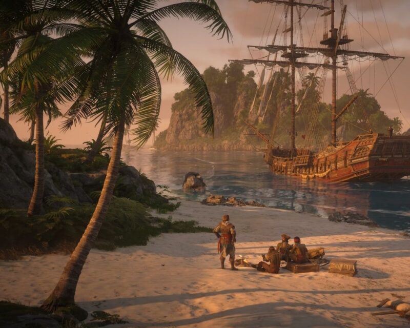 Grafika z gry Assassin's Creed Black Flag: Resynced przedstawia spokojną zatokę o zachodzie słońca. Na pierwszym planie, na piaszczystej plaży otoczonej palmami i tropikalną roślinnością, stoją i siedzą czterej bohaterowie: Edward Kenway, James Kidd, Czarnobrody oraz Adewalé. Trzech z nich siedzi przy niewielkim ognisku otoczonym skrzyniami i ekwipunkiem, natomiast Edward stoi kilka kroków dalej, zwrócony w ich stronę. Po prawej stronie kadru, tuż przy brzegu, zacumowany jest duży drewniany żaglowiec z wysokimi masztami i zwiniętymi żaglami. W tle widać skaliste, porośnięte bujną roślinnością wyspy, a spokojna tafla morza odbija ciepłe światło zachodzącego słońca. Cała scena utrzymana jest w złoto-pomarańczowej kolorystyce i oddaje spokojny moment odpoczynku załogi