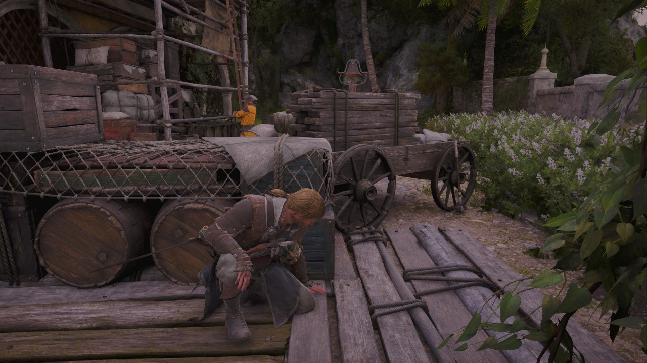 Grafika z gry Assassin's Creed Black Flag: Resynced przedstawia Edwarda Kenwaya ukrywającego się za drewnianymi beczkami i skrzyniami na terenie portowego magazynu. Bohater kuca za osłoną, przygotowując się do skradania, podczas gdy w oddali widoczny jest strażnik w żółtym stroju pełniący wartę. Otoczenie wypełniają drewniane platformy, rusztowania, wóz załadowany belkami, skrzynie, beczki oraz bujna tropikalna roślinność. Scena prezentuje jedną z misji skradankowych, podkreślając nową możliwość swobodnego kucania i wykorzystywania osłon do pozostawania poza zasięgiem wzroku przeciwników.