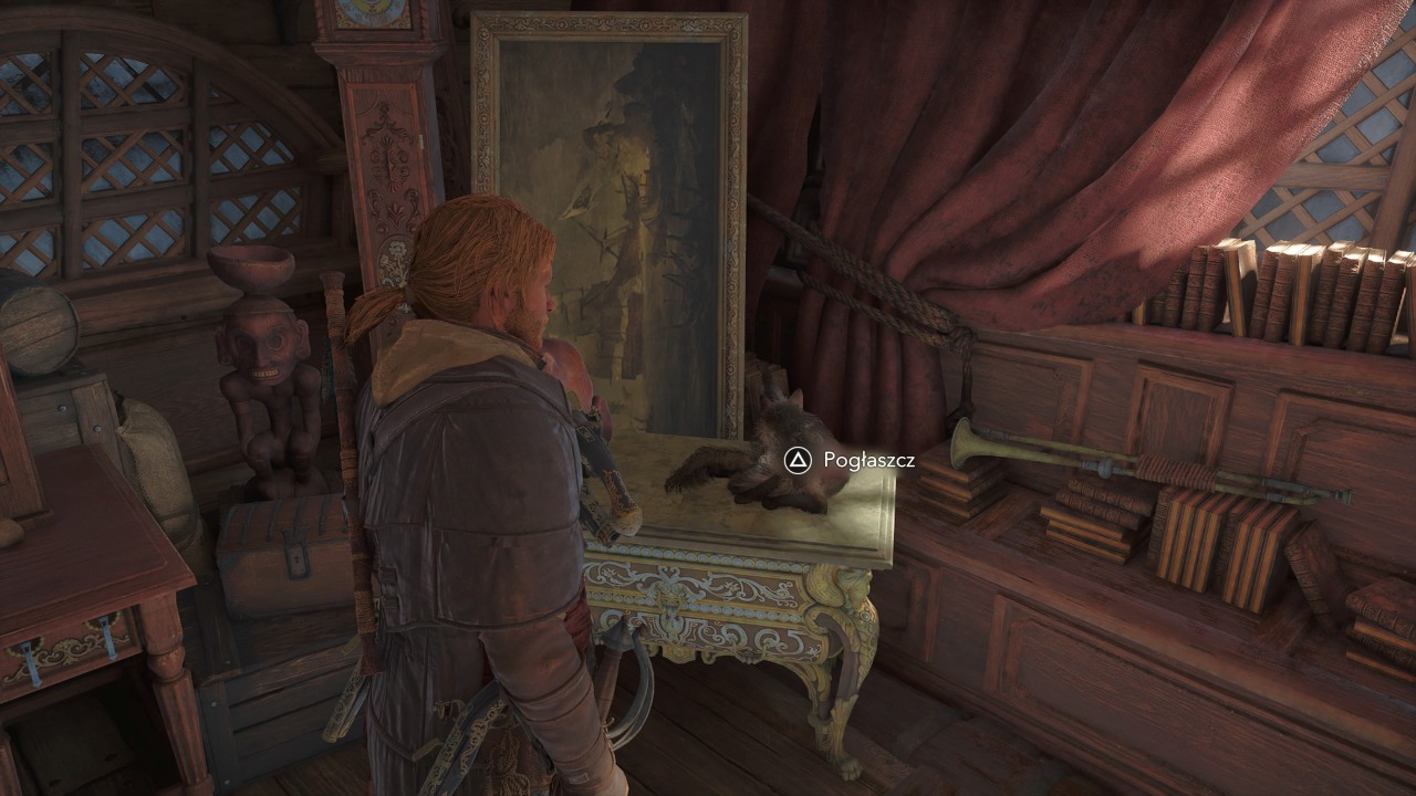 Grafika z gry Assassin's Creed Black Flag: Resynced przedstawia Edwarda Kenwaya stojącego wewnątrz swojej kajuty na pokładzie Kawki. Bohater odwrócony jest plecami do kamery i stoi przy ozdobnym stoliku, na którym leży czarny kot. Obok zwierzęcia widoczny jest komunikat zachęcający do interakcji z napisem „Pogłaszcz”. Wnętrze kajuty wypełniają drewniane meble, regały z książkami, skrzynie, rzeźbiona figurka, obraz przedstawiający żaglowiec oraz ciężkie bordowe zasłony. Całość utrzymana jest w ciepłym oświetleniu, podkreślając przytulny charakter kapitańskiej kajuty.