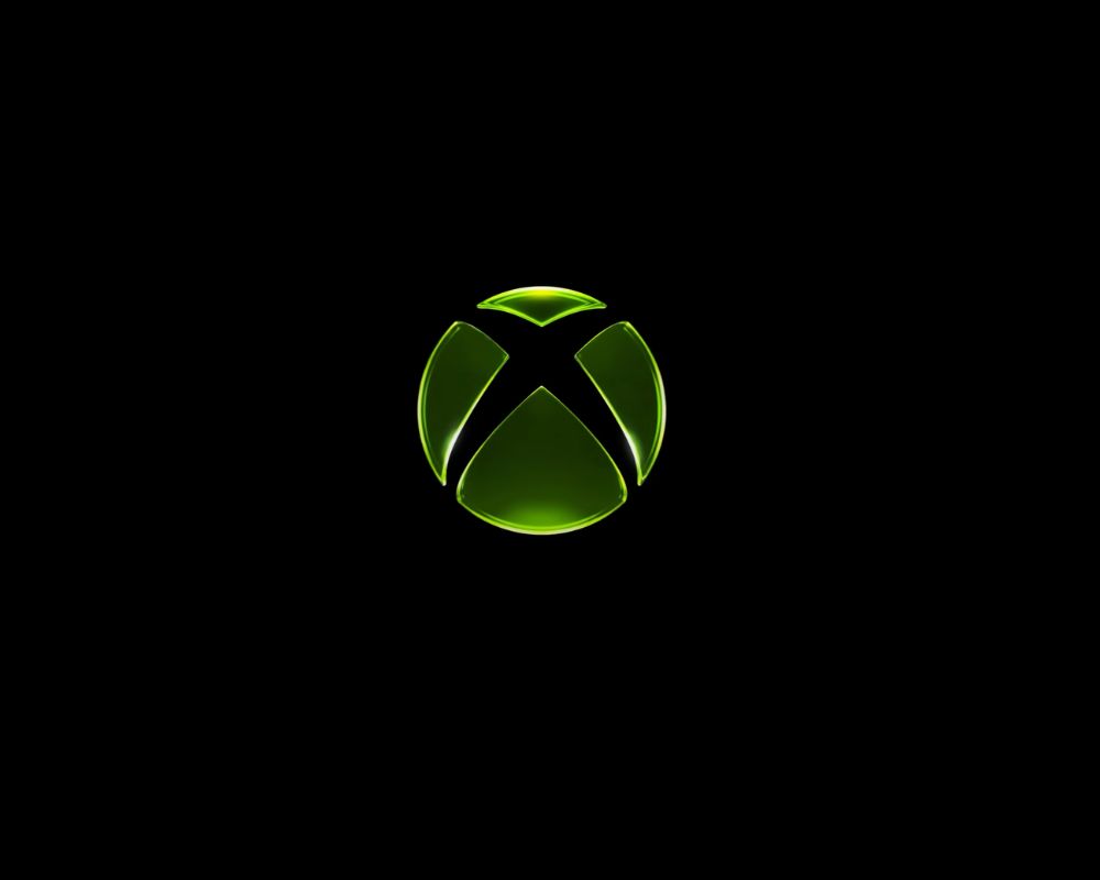 Zielone, trójwymiarowe logo Xbox przedstawiające sferę z wyciętym znakiem "X", umieszczone centralnie na jednolitym, czarnym tle. Logo ma błyszczące, szklane wykończenie z jasnymi, zielonymi refleksami światła.