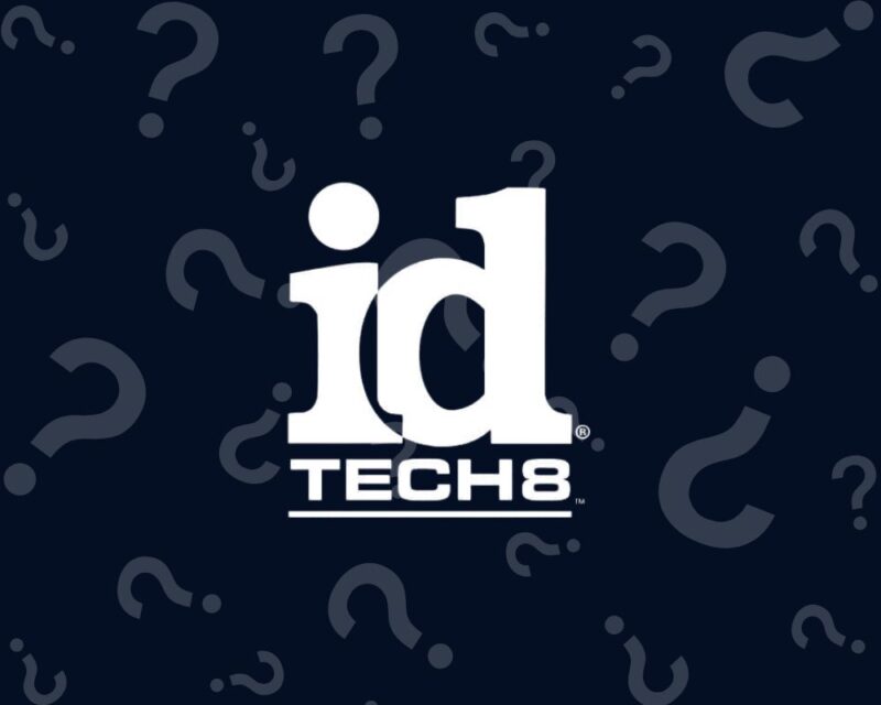 Grafika z logo silnika id Tech 8 na turkusowym tle ze znakami zapytania. Ilustracja symbolizuje pytanie: co dalej z id Tech?