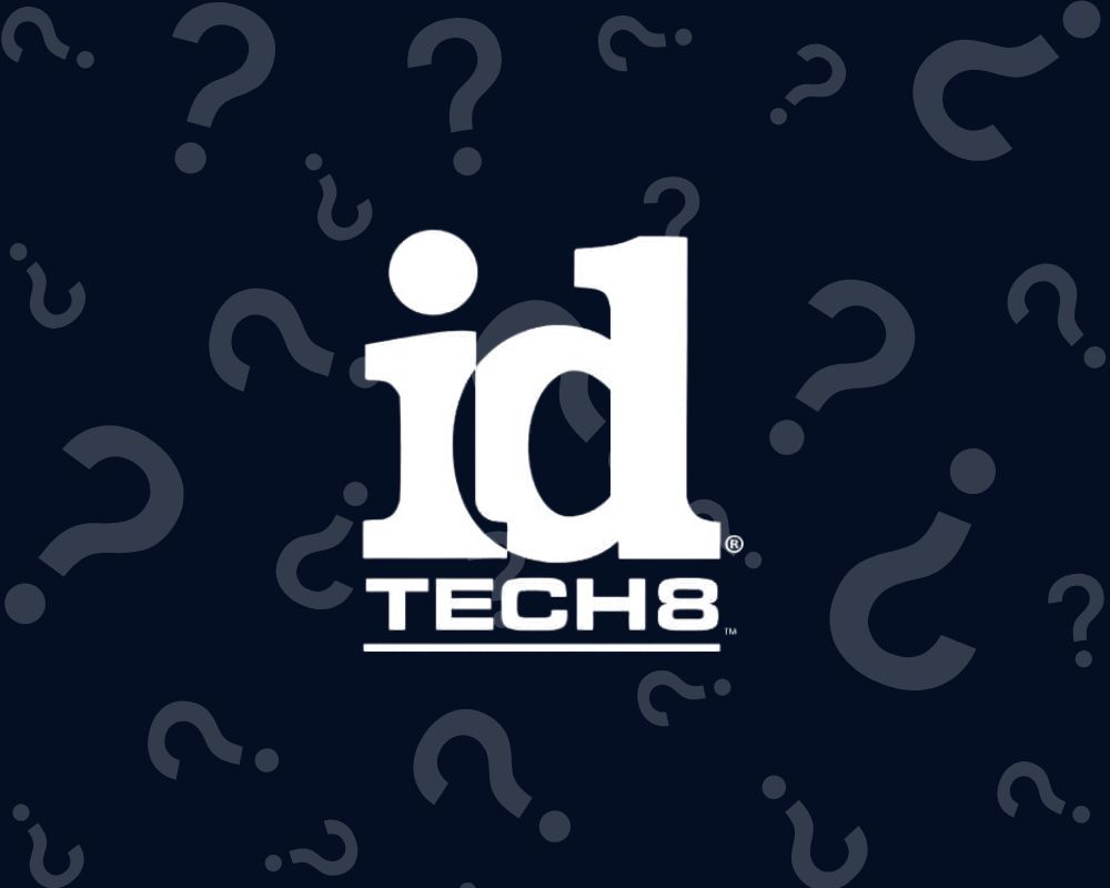 Grafika z logo silnika id Tech 8 na turkusowym tle ze znakami zapytania. Ilustracja symbolizuje pytanie: co dalej z id Tech?
