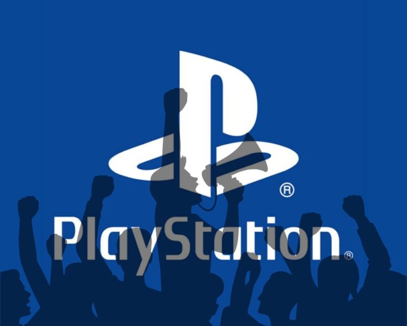 Grafika z logo PlayStation na niebieskim tle oraz sylwetkami protestującego tłumu z uniesionymi pięściami. Ilustracja symbolizuje protest fanów PlayStation wobec decyzji firmy.